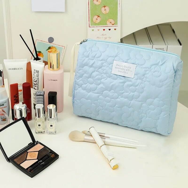 حقيبة مستحضرات التجميل المطرزة - مراجعة Craft Embellishment Storage وسعره